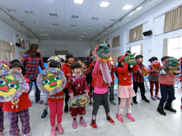 幼兒園戶外教學參訪縣警局　小朋友舞獅來賀年
