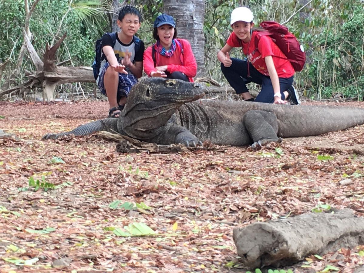 ▲湘涵與「全世界最大的蜥蜴」拍照。（圖／公視提供，2018.02.09）