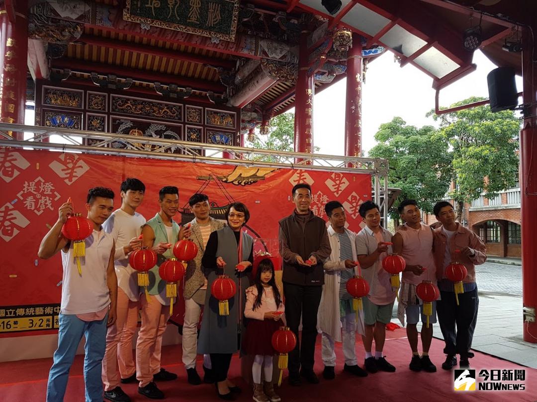 ▲宜蘭傳藝園區大年初一到初五下午四點遊客提著燈籠來，不但能免費入園，還能跟火舞表演者互動合作演出。（圖／記者李清貴攝 , 2018.02.09\\)