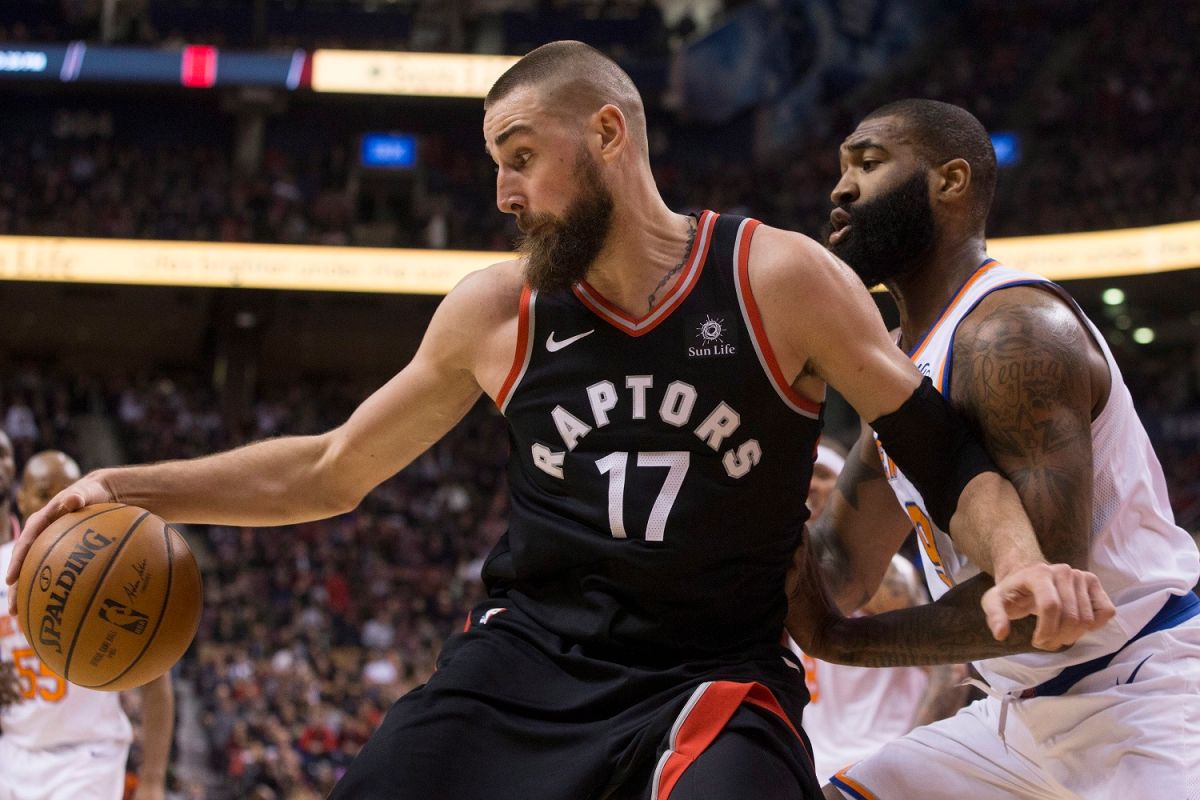 ▲Jonas Valanciunas（左）曾為暴龍隊效力季中被交易至灰熊，差點能拿到總冠軍戒。（圖／美聯社／達志影像）