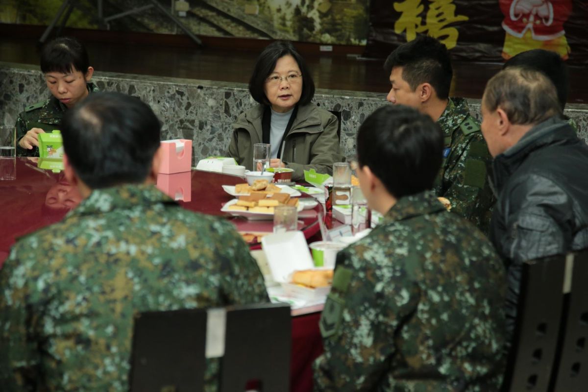 ▲蔡英文總統9日早上和花防部官兵一起吃早餐，慰勉國軍救災辛勞。（圖／軍聞社提供 , 2018.2.9\\)