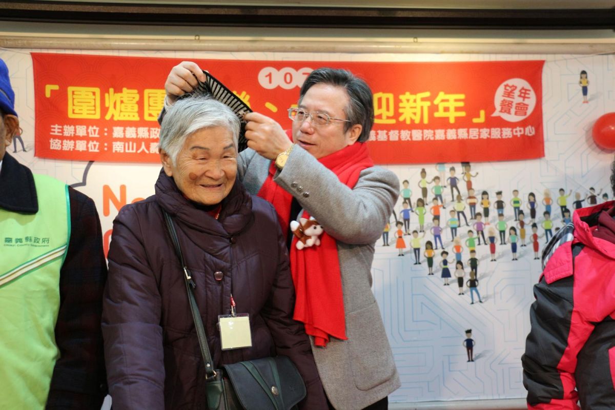 ▲嘉義基督教醫院長姚維仁，為長輩戴毛帽。（圖／嘉基提供 , 2018.02.08）