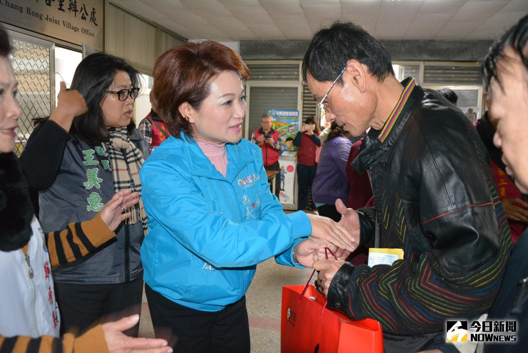 ▲蕭淑麗議長與王美惠議議員探視、慰問受災居民。（圖／記者郭政隆攝，2018.2.8）