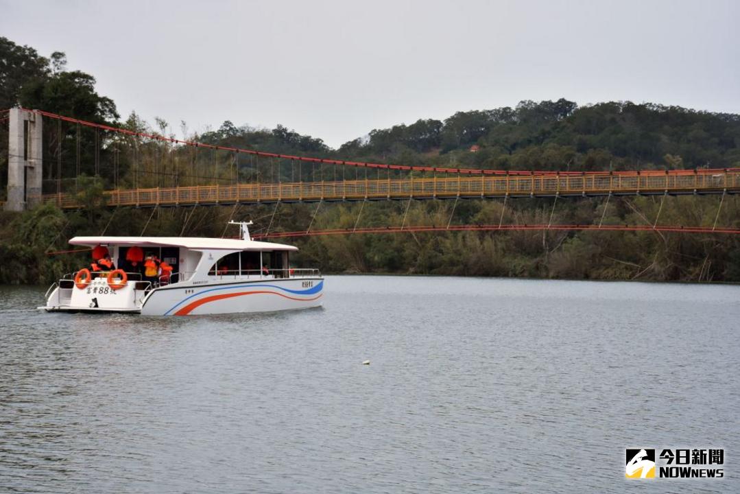 ▲峨眉鄉公所打造水上觀光廊道，綠能遊船載客遊湖，還可品嘗桶柑與美食。（圖／記者常似虎翻攝 , 2018.02.08）