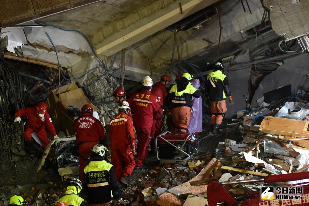 ▲花蓮雲門翠堤大樓持續塌陷，搜救人員把握時間，在雨中持續救災。（圖／記者林柏年攝，2018.2.7）