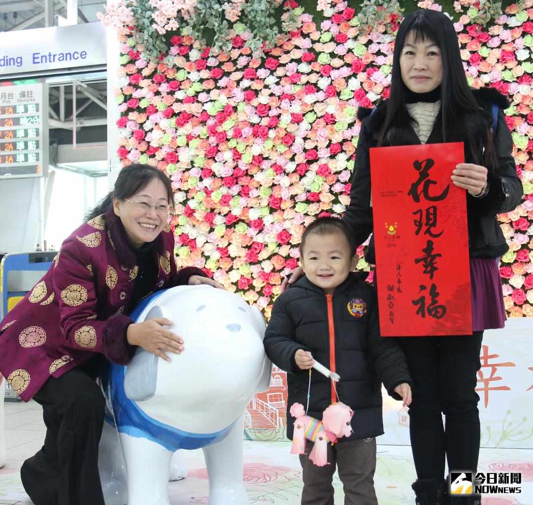 ▲謝市長在火車站打造花牆歡迎返鄉遊子花現幸福。（圖／記者郭春輝攝 , 2018.02.08）