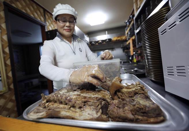▲韓國大媽在處理狗肉。（圖／達志影像／美聯社）
