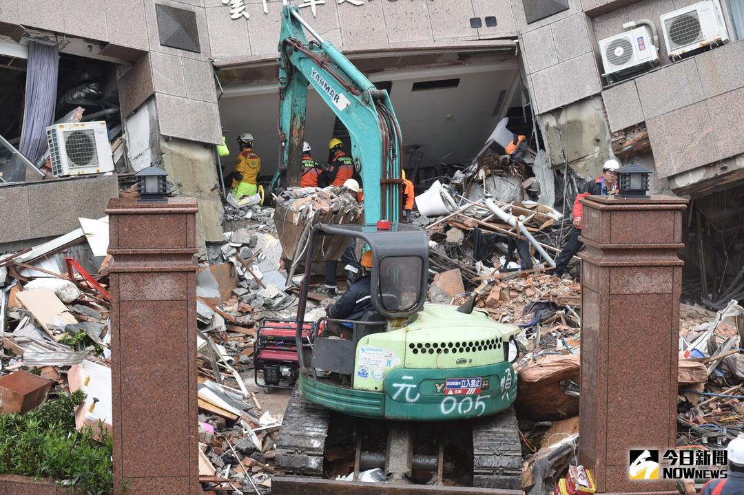 ▲花蓮地震救災現場發現第 10 名死者，目前只看到腳。（圖／記者林柏年攝 , 2018.02.08）