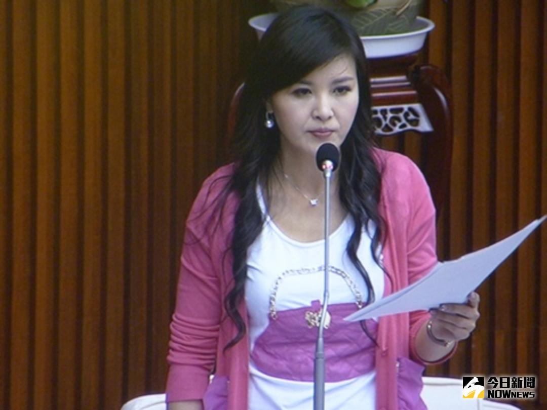 ▲國民黨台北市議員王欣儀秀出貓咪鑽進塑膠袋照片。（圖／NOWnews資料照）