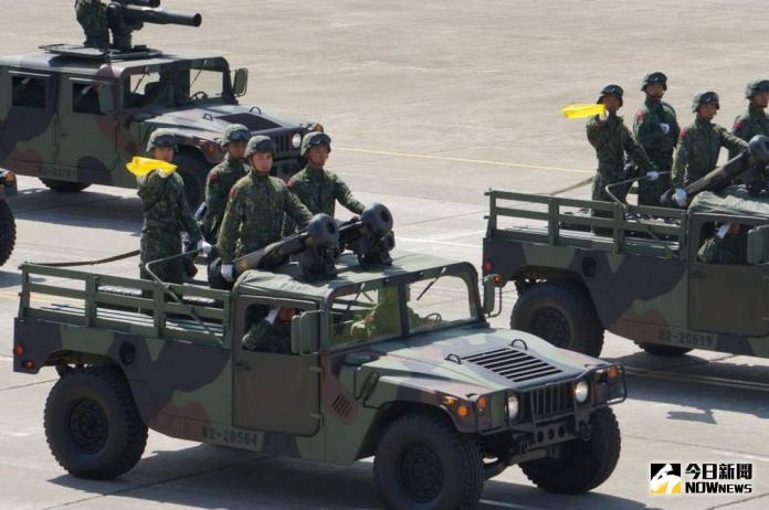 ▲2015年7月4日漢光31號演習曾加碼舉辦「國防戰力展示」，圖為悍馬車隊通過觀禮台。（圖／記者呂炯昌攝 ）