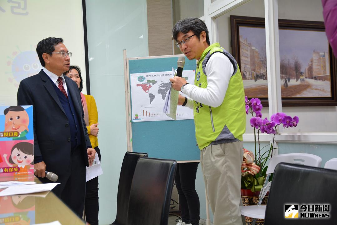 ▲涂醒哲市與張耀懋局長說明國際流感疫情正處高峰期。（圖／記者郭政隆攝影2018.2.7）