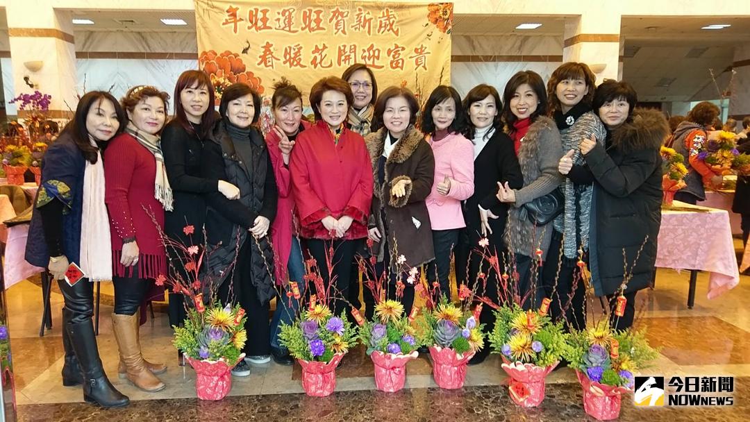 ▲蕭淑麗議長親臨現場與插花學員合影。（圖／記者郭政隆攝，2018.2.7）