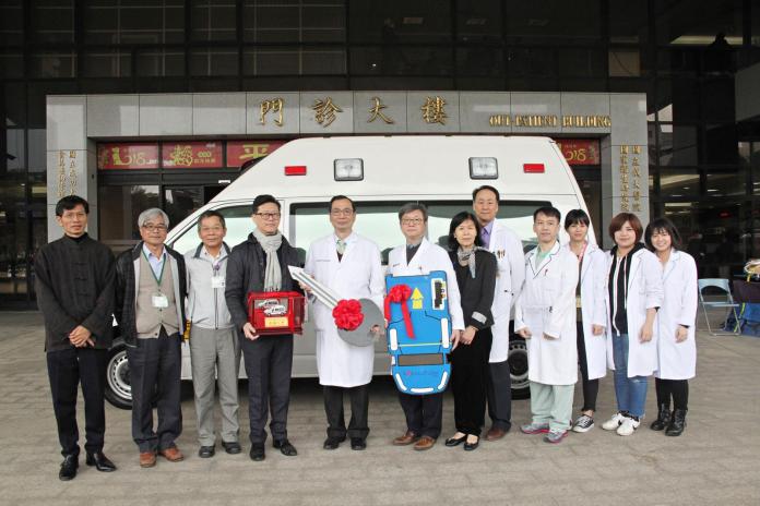 ▲黑橋牌今天捐贈加護級救護車給成大醫院。（圖／記者黃文博翻攝，2018.02.07）