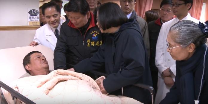 ▲總統蔡英文（中）緊握傷患雙手，為他加油打氣。（圖／截圖自影片）