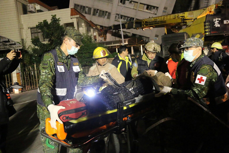 ▲花蓮縣6日晚間11時50分發生芮氏規模6.0地震，花蓮市區震度達7級，有4棟建築物倒塌或傾斜。國軍7日凌晨馳援花蓮震災，花防部衛生連官兵協助搶救傷患。（軍聞社提供）中央社107年2月7日