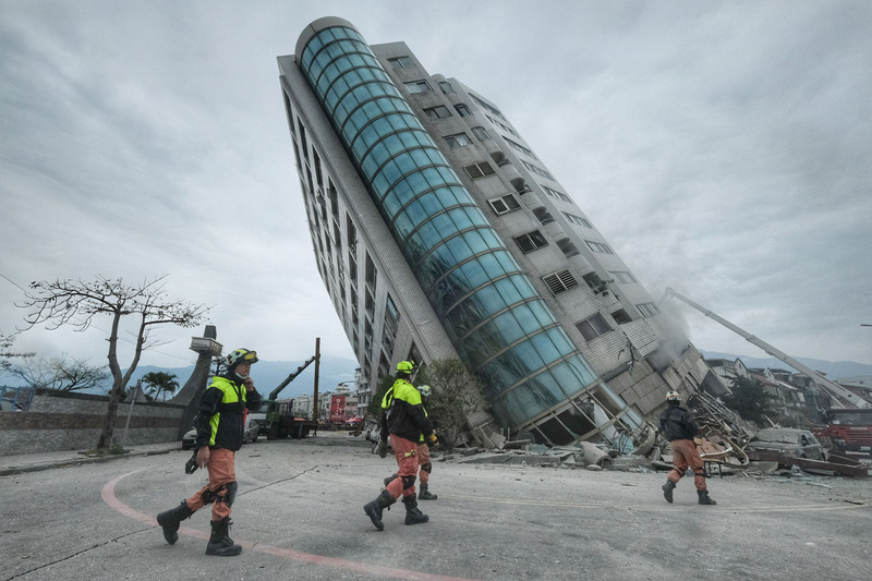 ▲花蓮縣6日深夜發生芮氏規模6.0強震，造成雲門翠堤大樓嚴重傾斜，現場搜救人員全力援救受困民眾。中央社記者王飛華攝107年2月7日