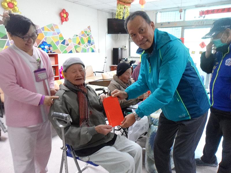 ▲中彰榮家主任王正慰問台中榮民總醫院嘉義灣橋分院住院榮民。（圖／記者郭政隆翻攝，2018.2.7）