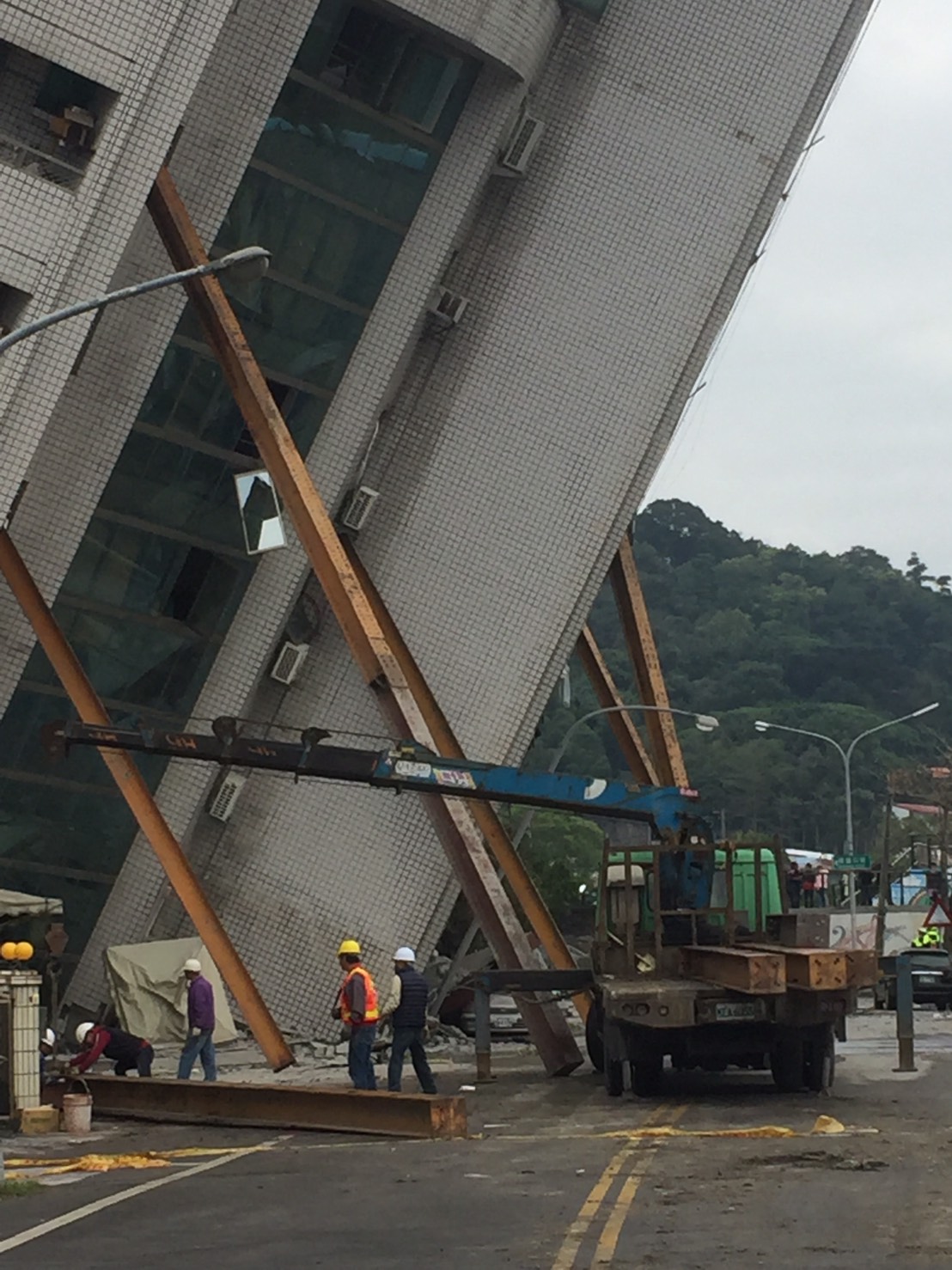 ▲雲門翠堤大樓傾斜達30度，情況十分危急，救難人員緊急出動鋼架支撐建築主體。（圖／消防署提供 , 2018.2.7）