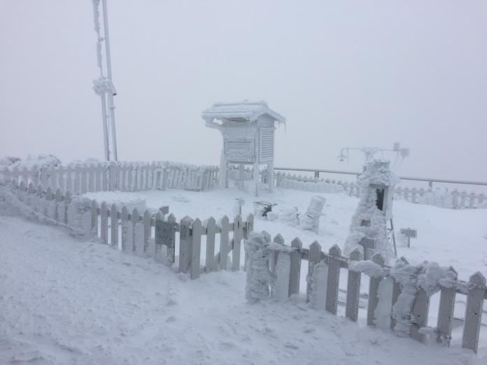 ▲玉山北峰於凌晨0時50分起降雪。（圖／中央氣象局）