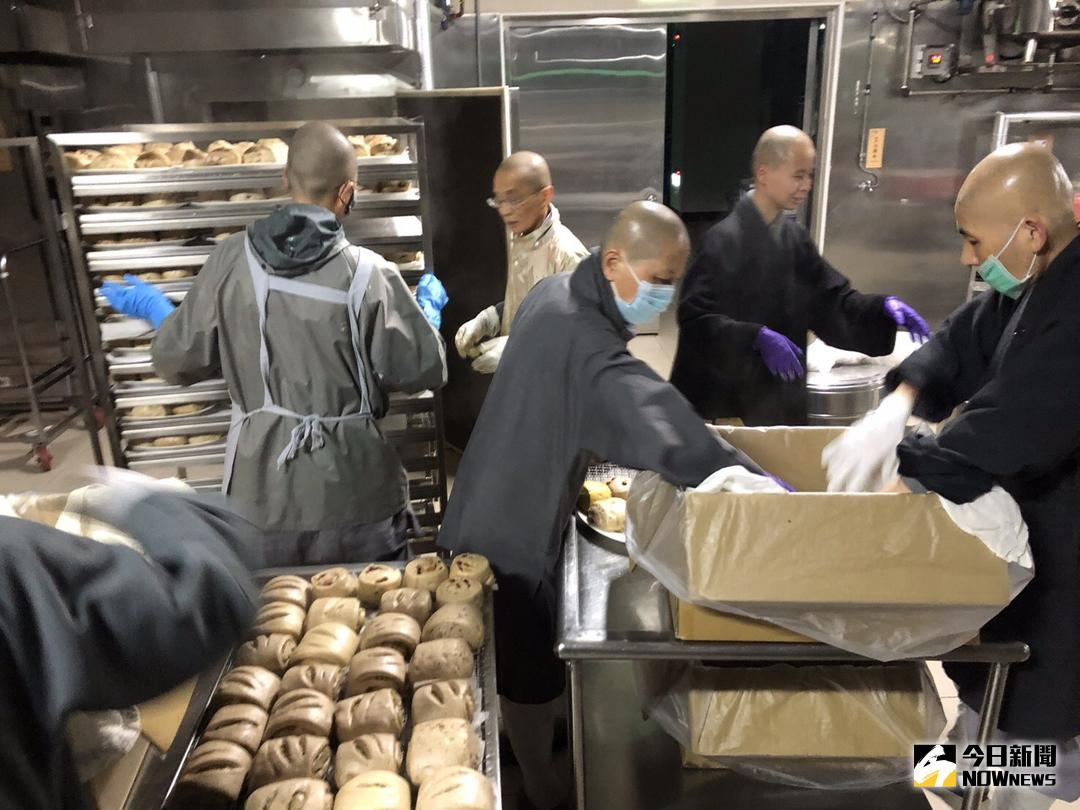 ▲花蓮強震讓災民無家可歸，慈濟基金會緊急調度熱食與物資提供溫暖。（圖／慈濟基金會提供）