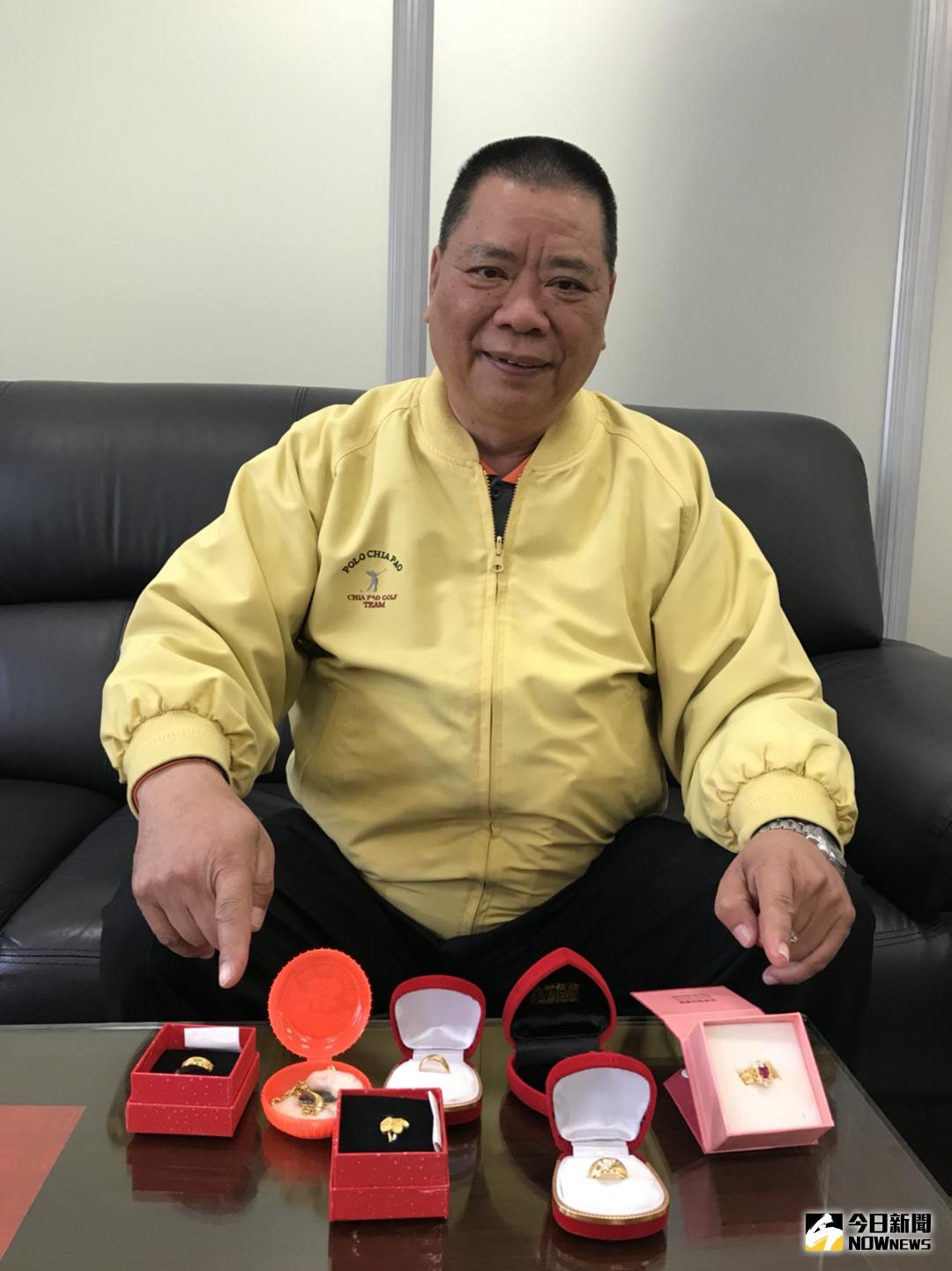 ▲社頭鄉公所清潔隊員於搬運廢棄大型櫃子時發現一包金飾，社鄉長劉錦昌說，「失主」可以到公所認領。（圖／記者陳雅芳翻攝，2018.02.06）