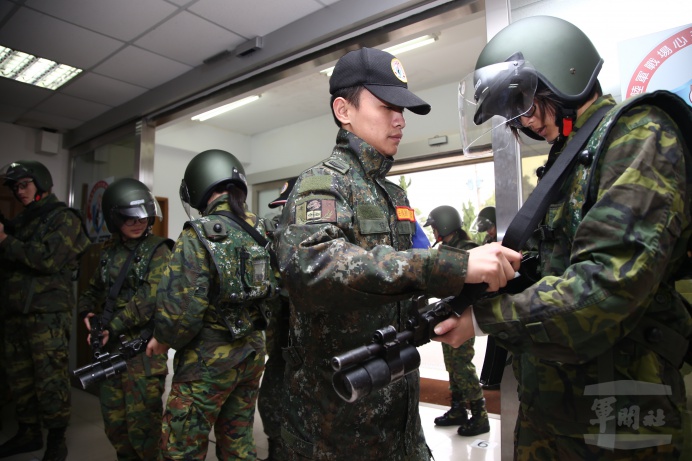 ▲ 陸軍北測中心6日舉行「戰場抗壓體驗營」，帶領青年學子進行多元豐富的實境體驗。（軍聞社記者李一豪攝）