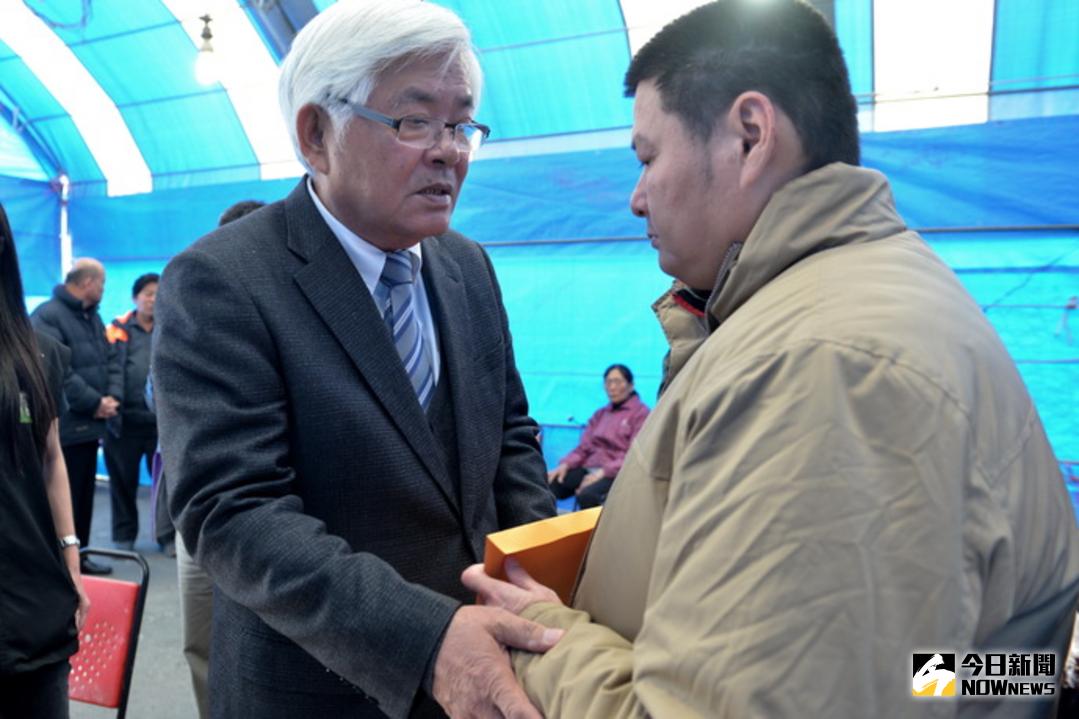 ▲縣長李進勇慰問土庫車禍家屬。（圖／記者洪佳伶翻攝 , 2018.02.06）