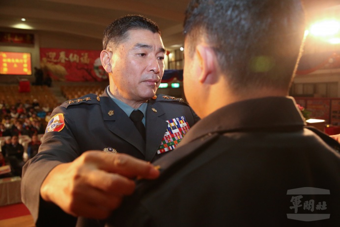 ▲ 副參謀總長執行官陳寶餘上將6日為花蓮縣後備軍人晉任人員授階。（軍聞社記者林澤廷攝）