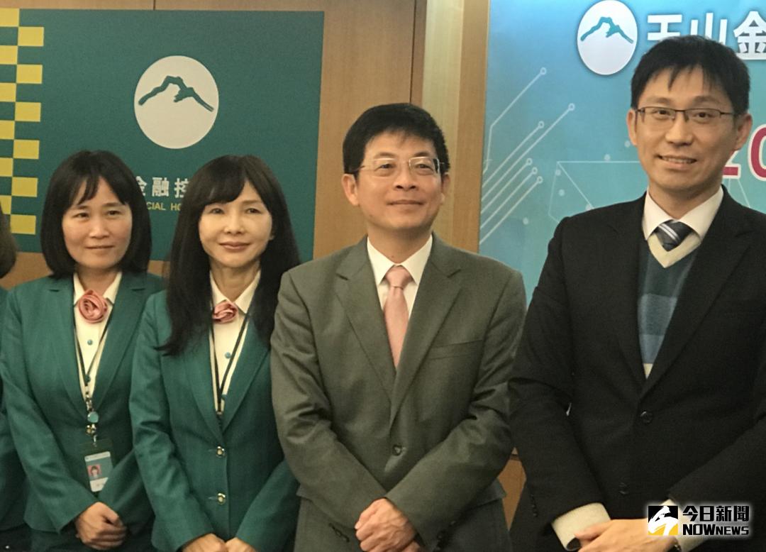 ▲玉山金控總經理黃男州（右二）與科技長陳昇瑋（右一）、資訊處副總經理許珀瑄（左一）及財務長陳美滿（左二）合影。（圖／記者顏真真攝 , 2018.2.6）