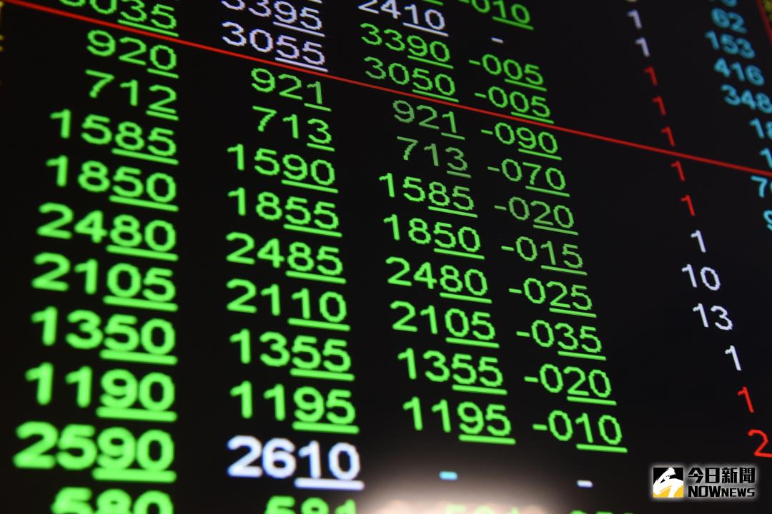 ▲台積電今（18）日開盤跌破千元，法說會光環不再，國泰投信ETF研究團隊表示，短線受到政治因素影響拉回修正，長線來看，未來AI發展趨勢向上，今年降息大有機會，不妨逢低撿便宜，加碼手上股債ETF的張數。（圖／NOWnews 資料照片）