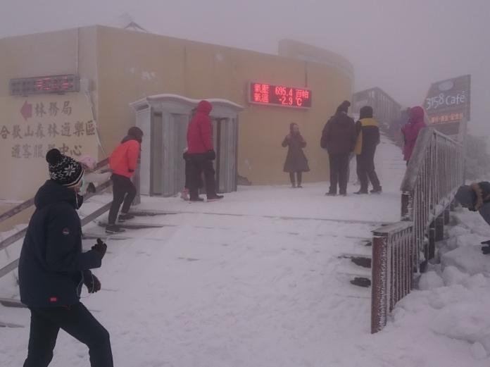 ▲合歡山遊客服務中心一帶，氣溫下降至攝氏零下2.9度。（圖／東勢林區管理處提供2018.2.6）
