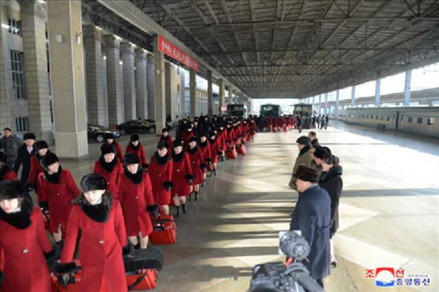 ▲北韓正妹藝術團從平壤出發時的穿著。（圖／翻攝自《朝鮮中央通訊社》）
