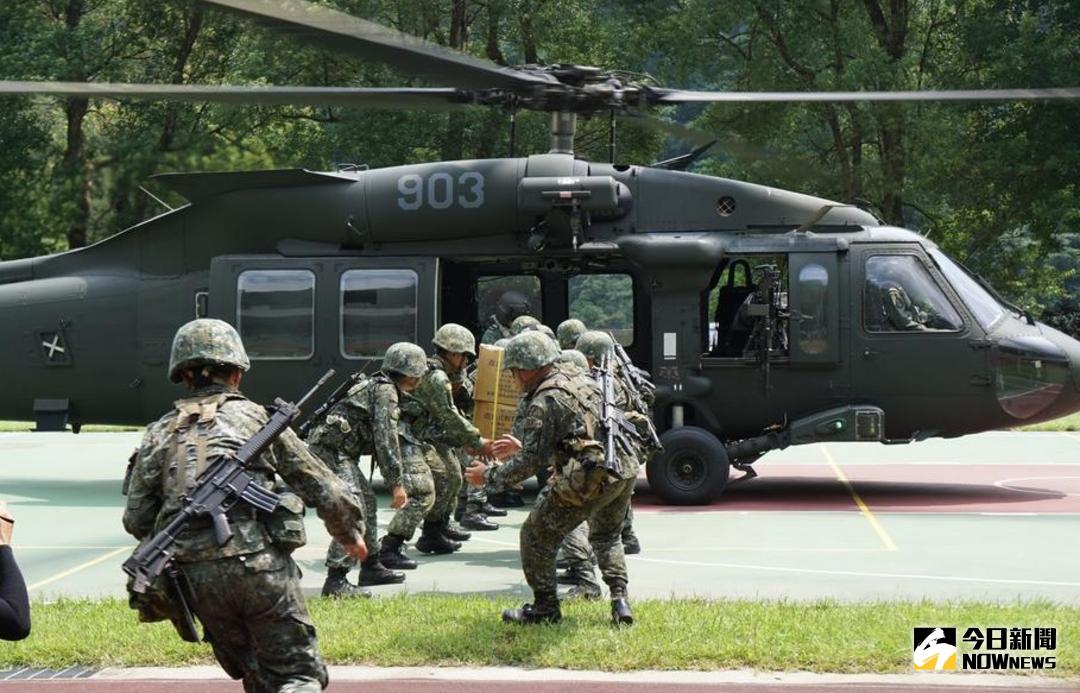 ▲陸軍航特部UH-60M黑鷹直升機實施物資運補演練。（圖／記者呂烱昌攝）
