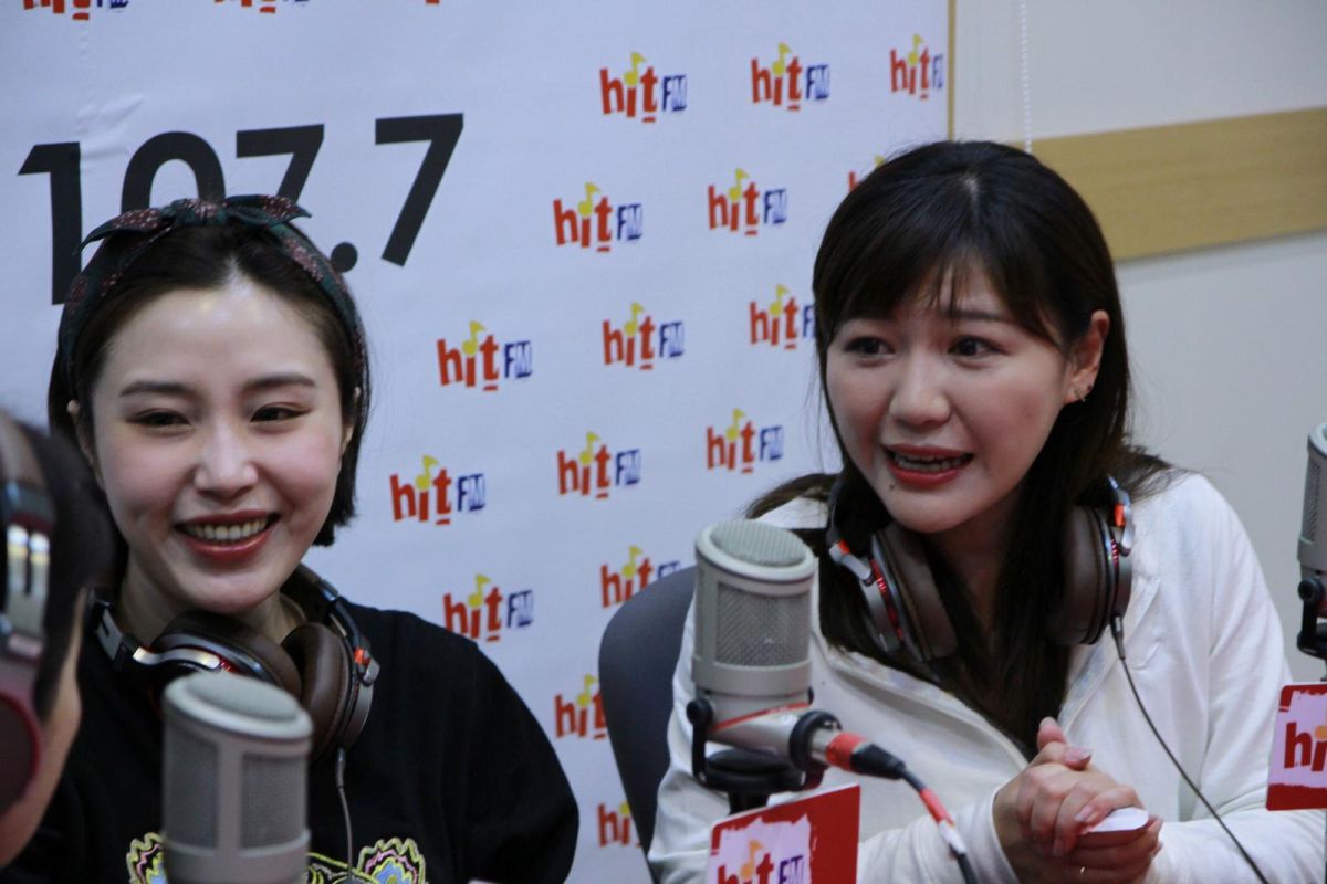 ▲民進黨前立委余天之女余筱萍\\( 左 \\)與民進黨前發言人吳沛憶\\( 右 \\) 30 日同台擁抱上演「大和解」。（圖／「Hit Fm《蔻蔻早餐》提供」）
