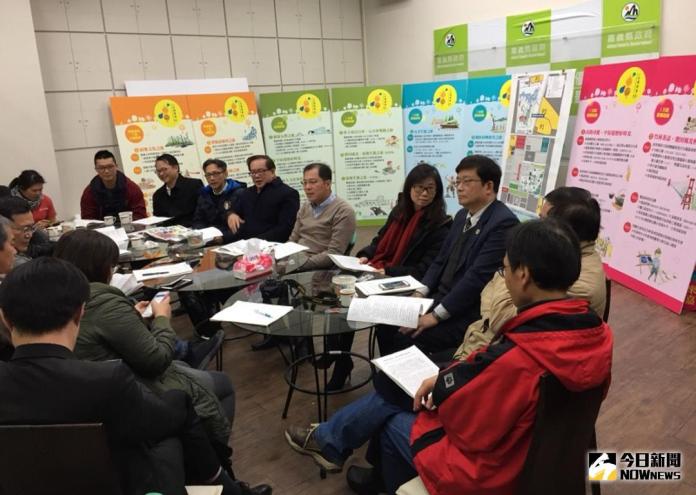 ▲談笑風生的吳芳銘副縣長，邀旅宿等業者溝通配套優惠措施。（圖／記者陳鐘聲攝 , 2018.02.05）