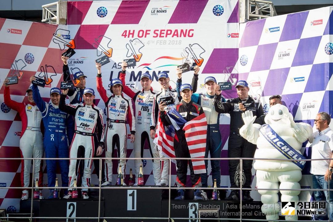 ▲2017.2018 FIST Team AAI 亞洲利曼最終站馬來西亞雪邦奪冠 \\(左五起\\)陳俊杉.Markus Palttala.Jesse Krohn 頒獎畫面。（圖／星予公關提供）