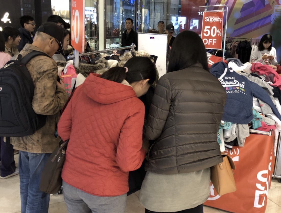 ▲入冬以來最強的寒流襲擊台灣，百貨禦寒服飾、防寒家電業績持續增溫。（圖／遠百提供）