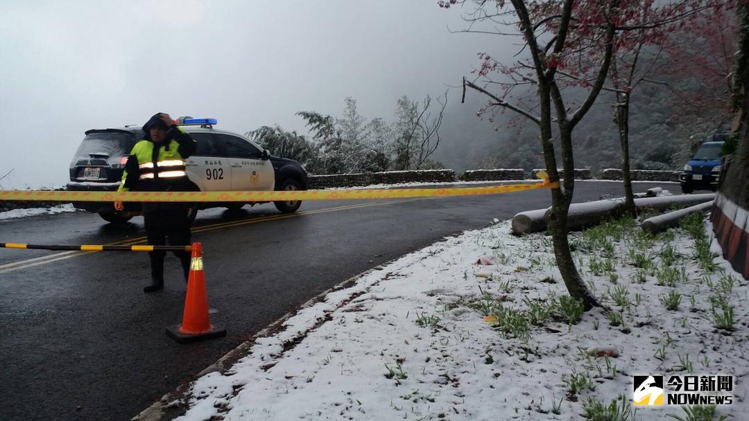 ▲新竹縣尖石、五峰山區降雪，警方實施交管以維行車安全。（圖／新竹縣警局提供）