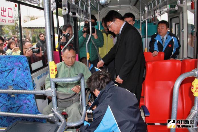 屏東縣首度引進公車式小黃　電動巴士貼心服務

