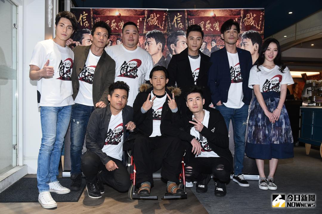 ▲導演顏正國\\(下排中間\\)率領演員唐振剛、黃尚禾、吳震亞、鄭人碩、黃騰浩 、王宣、張再興 、陳政文。（圖／記者林柏年攝 , 2018.2.5）