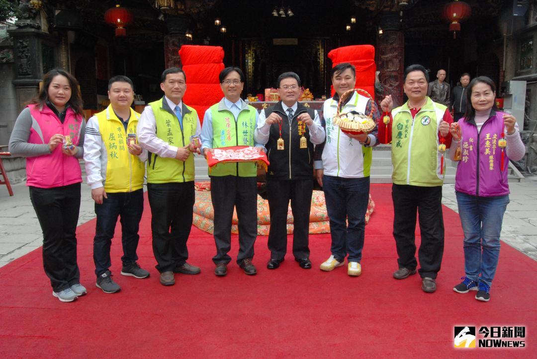 ▲彰化市公所所屬的慶安宮等多座宮廟春節將送錢母、掛飾或功名燈，及馬祖加持金箔貼紙等，歡迎大家利用春節假期到各廟走春拜拜。（圖／記者陳雅芳攝，2018.02.05）