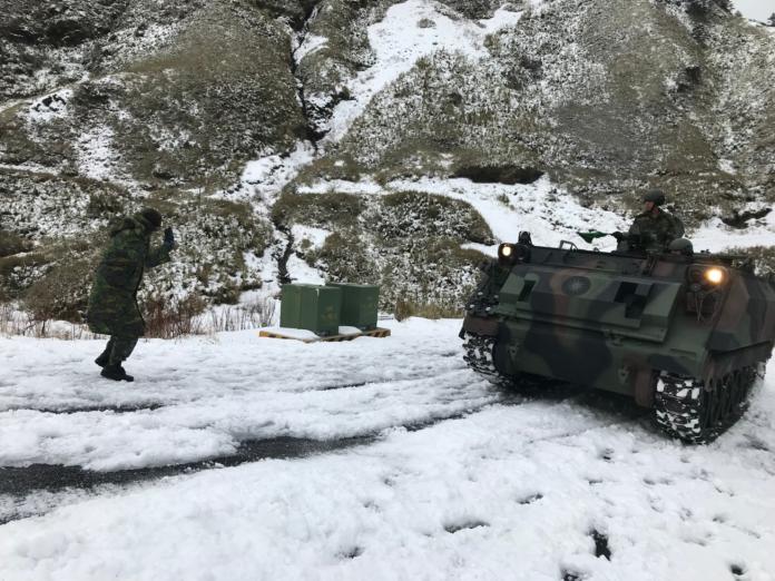 ▲陸軍裝甲586旅官兵在武嶺營區，進行CM21裝甲車動力測試演練。（圖／軍聞社提供）