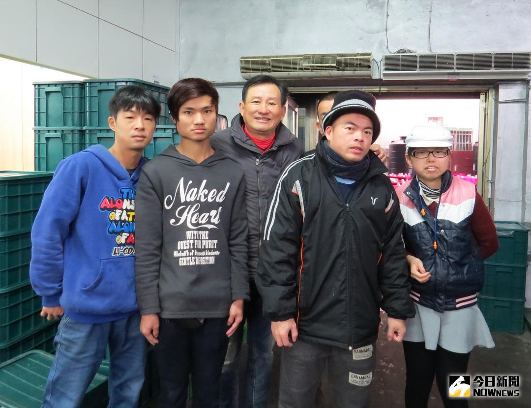 ▲暖心業者汪維德\\(左三\\)不計成本雇用身心障礙員工，無私扶助弱勢。（圖／記者常似虎攝 , 2018.02.04）