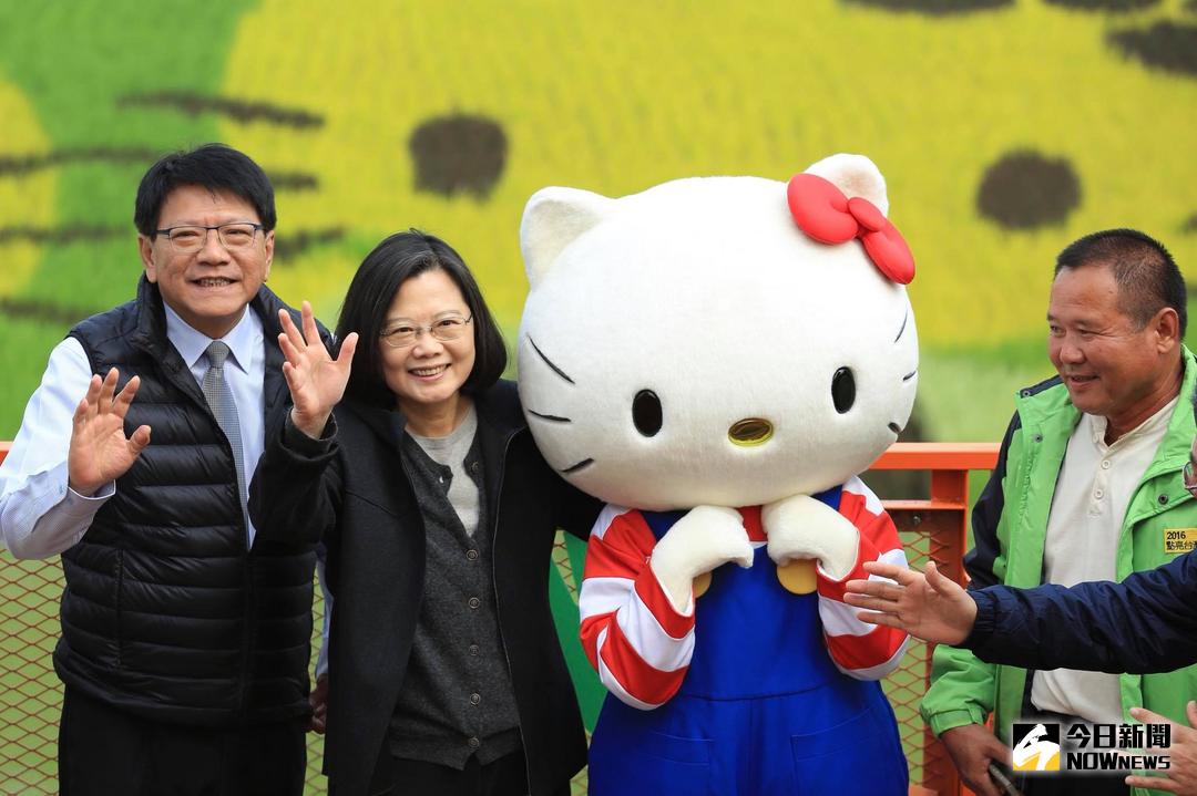 ▲潘孟安縣長邀蔡英文總統登上看台欣賞Hello Kitty彩稻田，右為神農獎得主林清源。（圖／屏東縣政府提供）