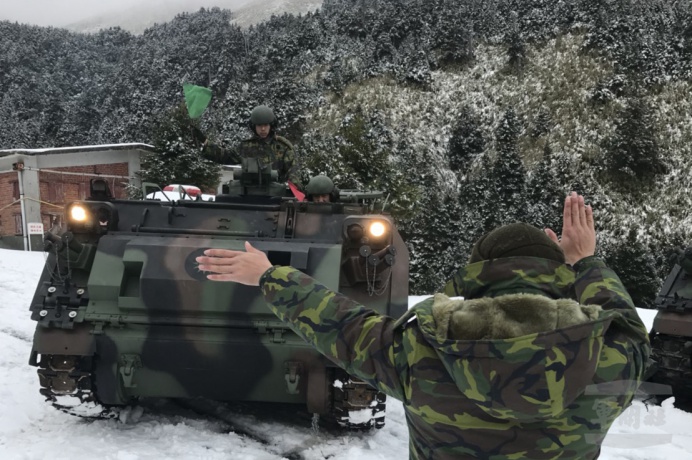 ▲ 陸軍裝甲586旅官兵不畏低溫，戮力執行戰訓本務工作，捍衛國人的安全。（陸軍586旅提供）