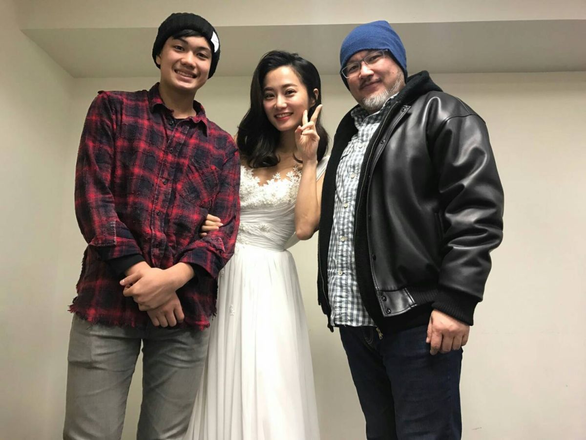 ▲趙小僑（中）抱病主持，老公攜子探班超甜蜜。（圖／趙小僑提供 , 2018.2.3）