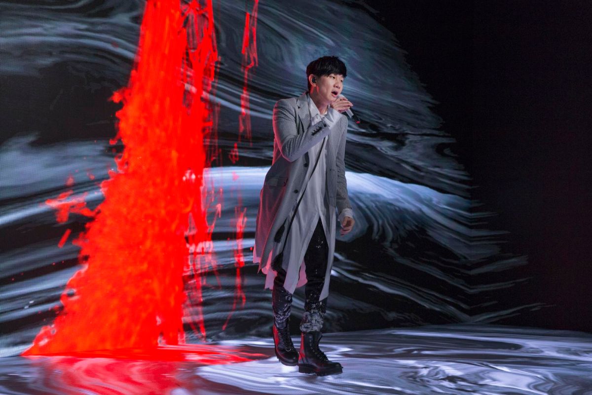 ▲林俊傑砸下500萬打造3D立體場景，線上音樂會還出現懸崖，真假難辦，讓粉絲冒冷汗。（圖／華納提供 , 2018.02.03）