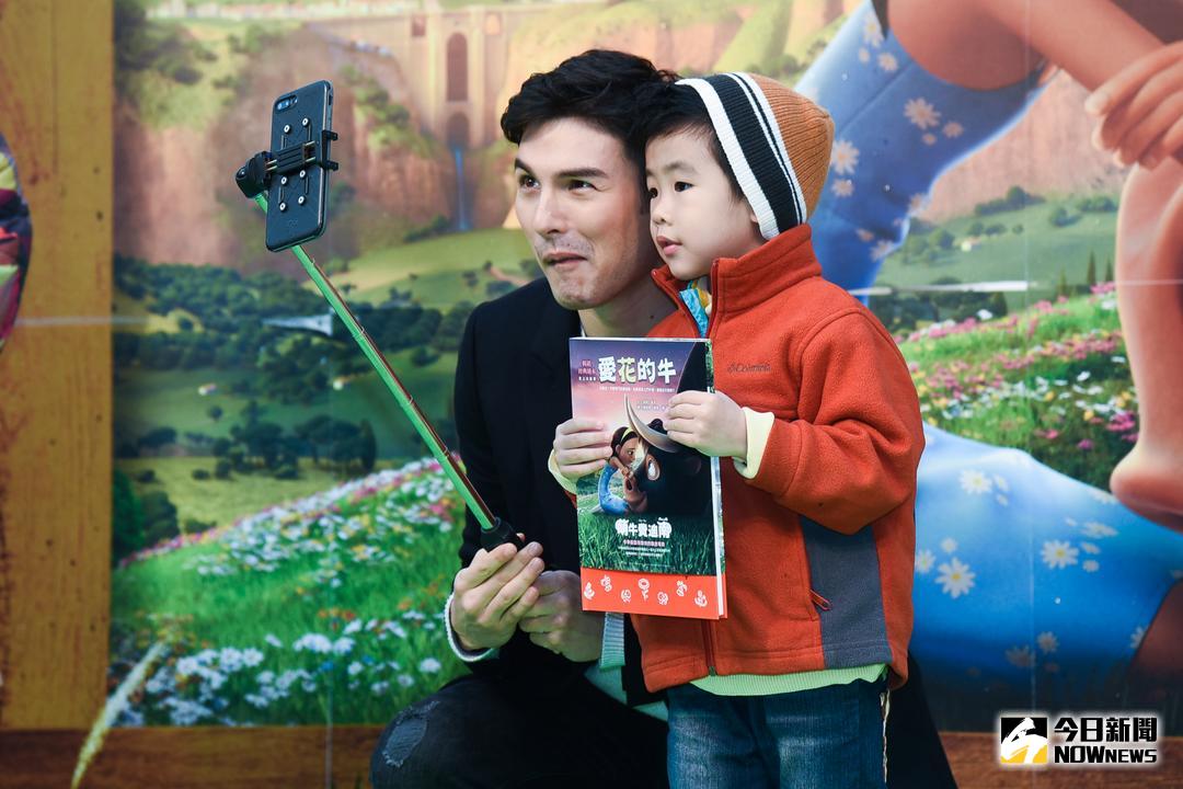 ▲鳳小岳（左）在記者會現場跟小影迷自拍。（圖／記者陳明安攝，2018.02.03）