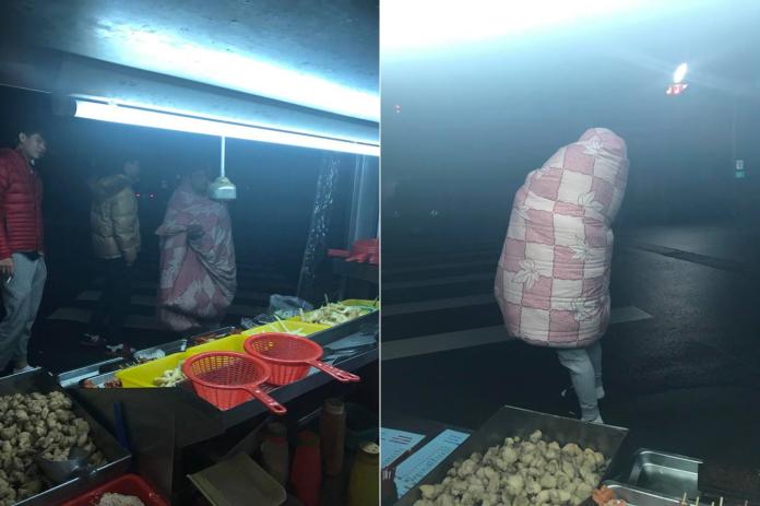 ▲台中后里一名男子裹著棉被買雞排，逗趣的畫面意外引發討論。（圖／翻攝自雞排店臉書）