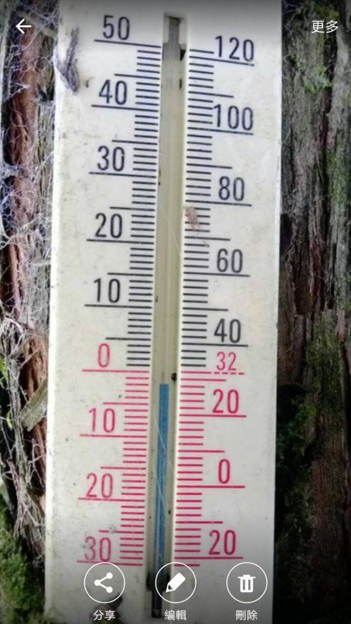 ▲網友在鎮西堡以溫度計測量，已經降到零度以下。（圖／網友提供）